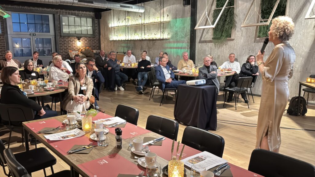 Charlotte presenteert haar keynote "Showtime baby" voor de A12 Business Club